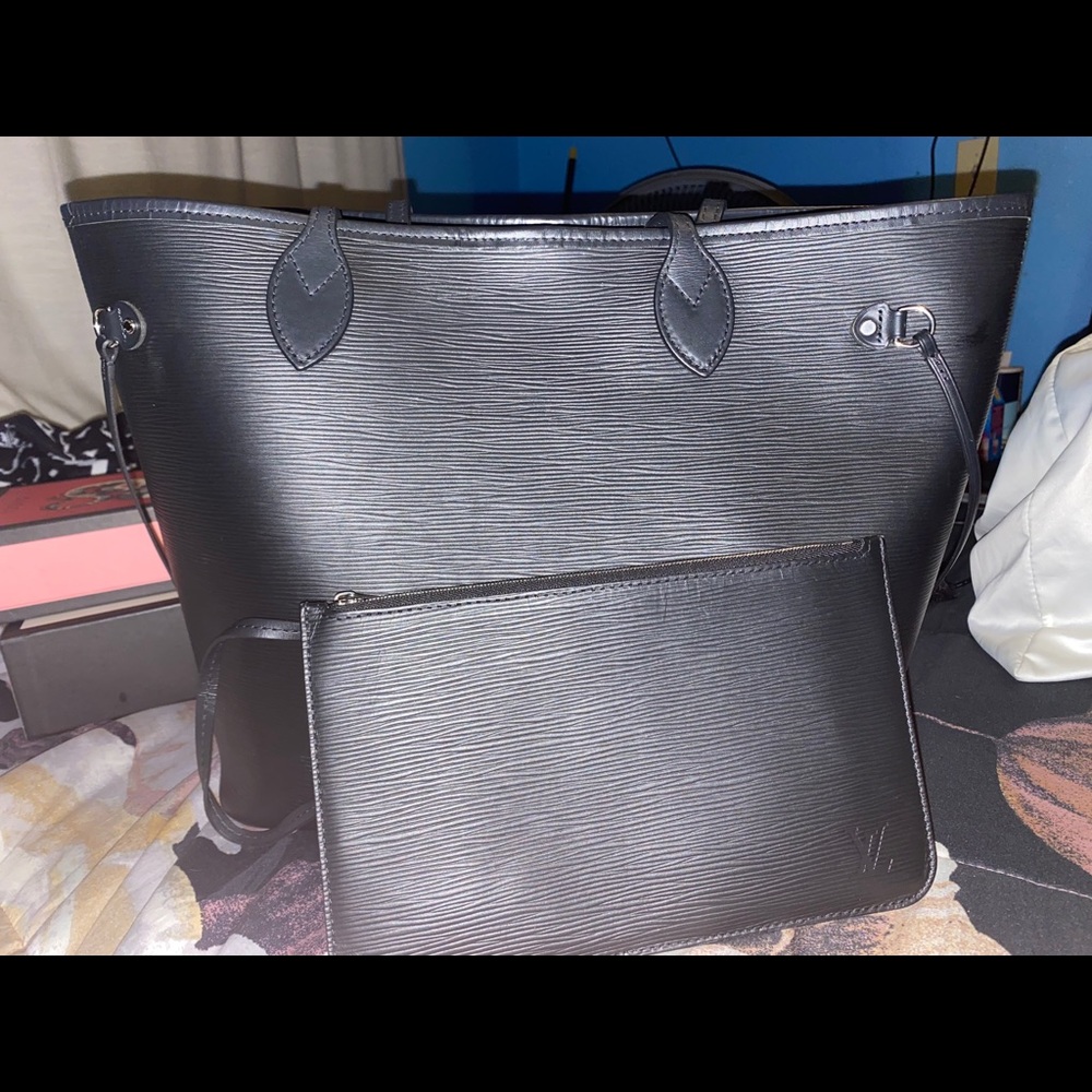 Louis Vuitton Neverfull MM in Black Epi Leather